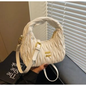 حقيبة كروس أنيقة بلون موحد - حقيبة يد جلدية حديثة مستوحاة من الطراز القديم مع لمسة نهائية محكم وحزام قابل للتعديل